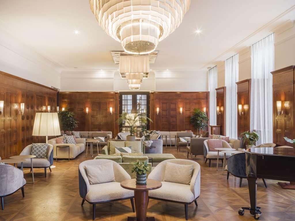 Falkensteiner Spa Resort Mariánské Lázně Restaurante foto The interior of the hotel